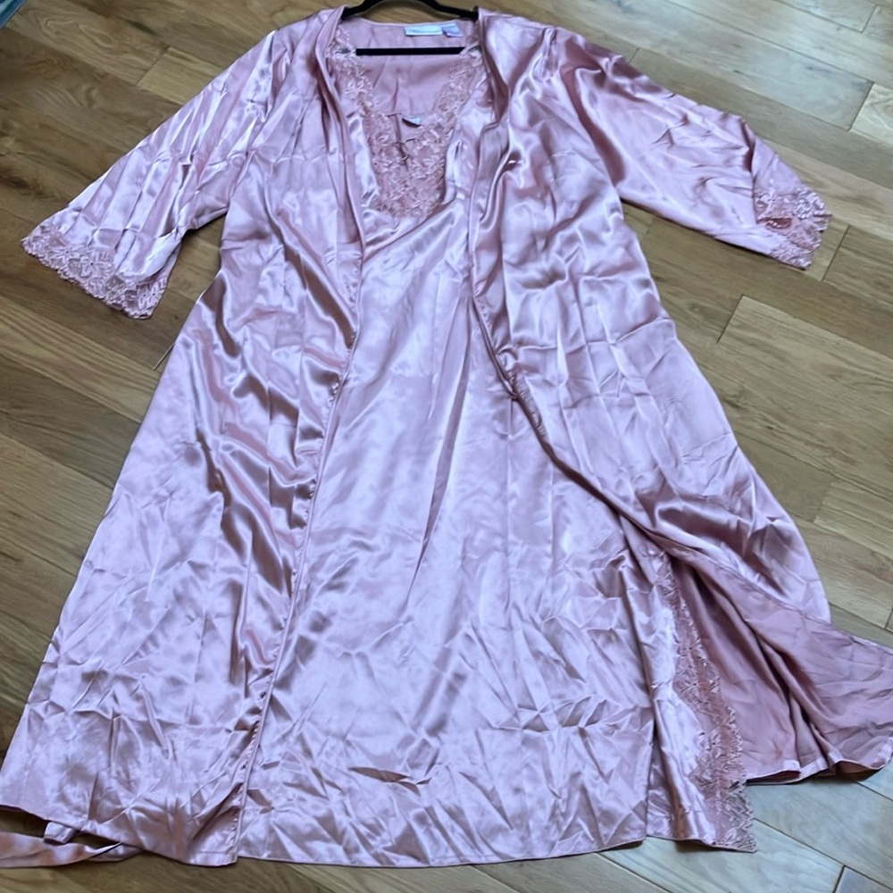 Elegant Pink Satin Lace Robe